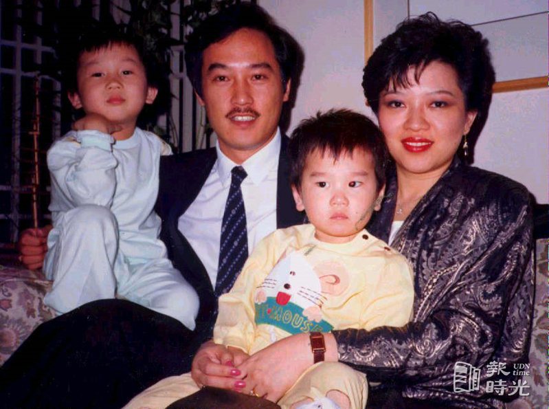 趙樹海(左二)與戴一瑜抱著兩個寶貝兒子，婚姻美滿。圖／聯合報系資料照（1986/11/11　本報記者攝影）