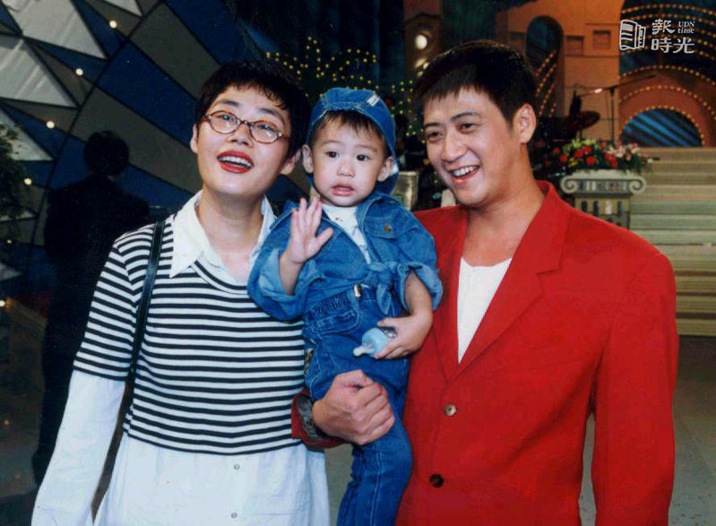 妻子( 左起)帶著兒子到「鑽石舞台」為李亞明加油。圖／聯合報系資料照（1994/08/06　郭肇舫攝影）