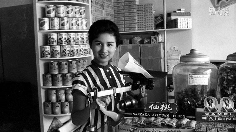 影星陳茵十三日在中山兒童樂園為自己投資開設的糖果小賣店擔任店員。圖／聯合報系資料照（1958/11/13　本報記者攝影）