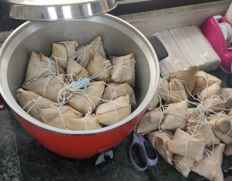 台灣中油關原加油站販售的肉粽，平價又美味，被旅人封為「雲端肉粽」。圖／台灣中油提供