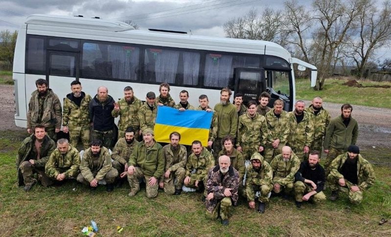 俄罗斯全面侵略乌克兰迄今已14个月，在战争期间，俄乌两军定期交换战俘。图为乌克兰战俘 (POW)在交换后合影留念。路透(photo:UDN)