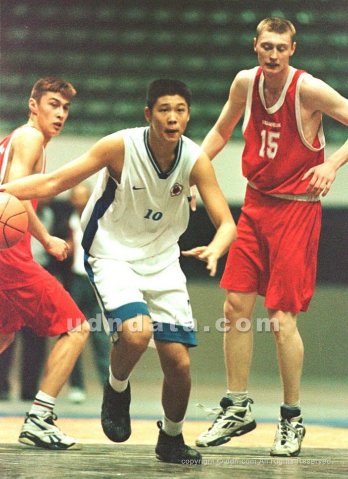 中華隊第一長人哈孝遠﹝中﹞搶到籃板球後，快速運球過半場進攻。圖／聯合報系資料照（1998/11/06　張福興攝影）。