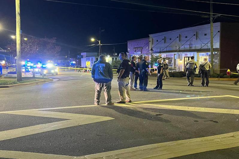 美国阿拉巴马州戴德维尔15日晚间一场青少年16岁生日派对发生大规模枪击案。图为警方正封锁现场进行调查。图／取自推特(photo:UDN)