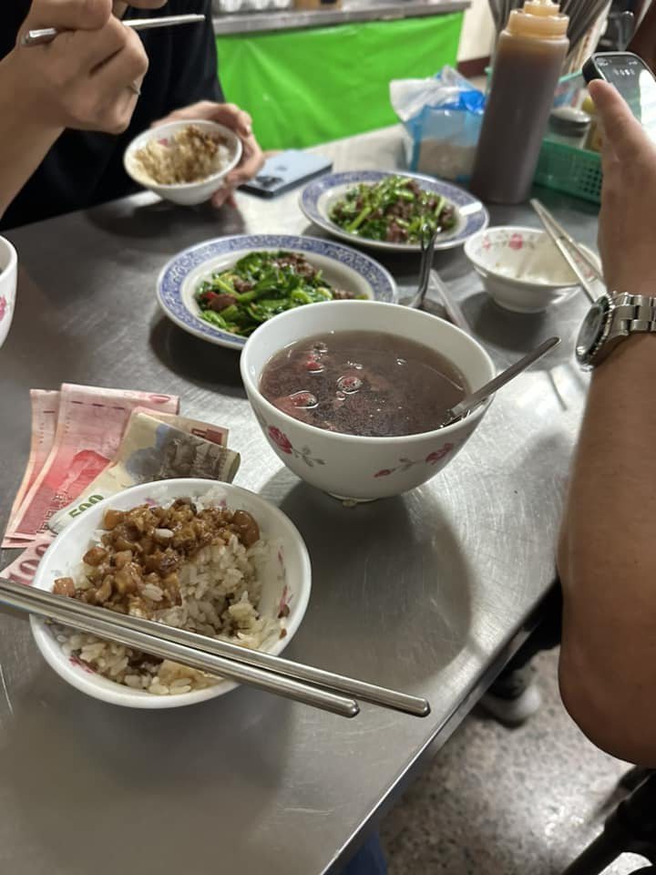 網友指控台南牛肉湯名店老闆娘看錯單，卻惱羞成怒摔錢在他們桌上，讓他們「馬上放下筷子換間吃」。 圖擷自「爆料公社」