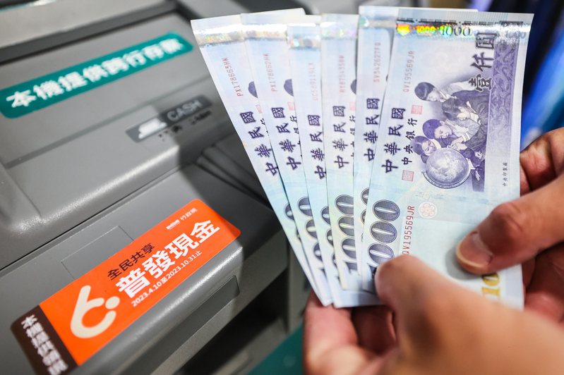 女網友到ATM領普發6000元，卻恍神把健保卡當金融卡插進去。 中央社