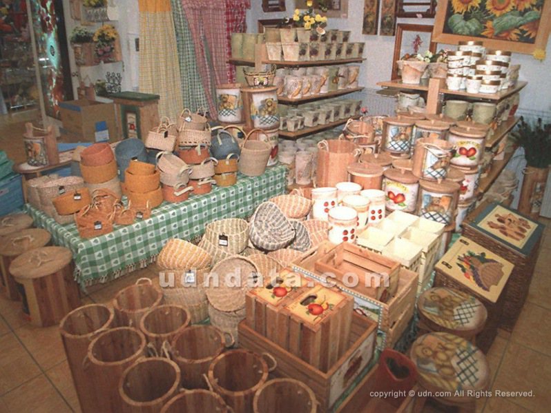 名佳美小北店各類瓷器、木器家飾打八折促銷。圖／聯合報系資料照(1998-03-11　 沈尚良攝影）