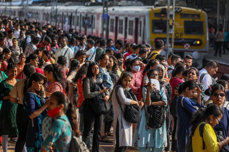 聯合國19日公布，印度人口突破14.28億人，超越中國的14.25億人，成為全球人口最多的國家。 歐新社
