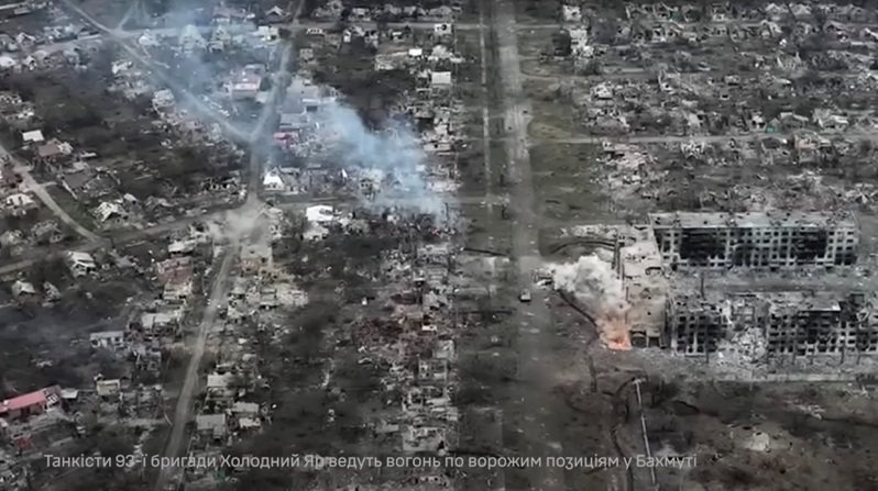 俄烏戰爭膠著，圖為烏東前線巴赫姆特遭俄軍砲擊冒出濃煙，城內建築幾乎全毀。路透