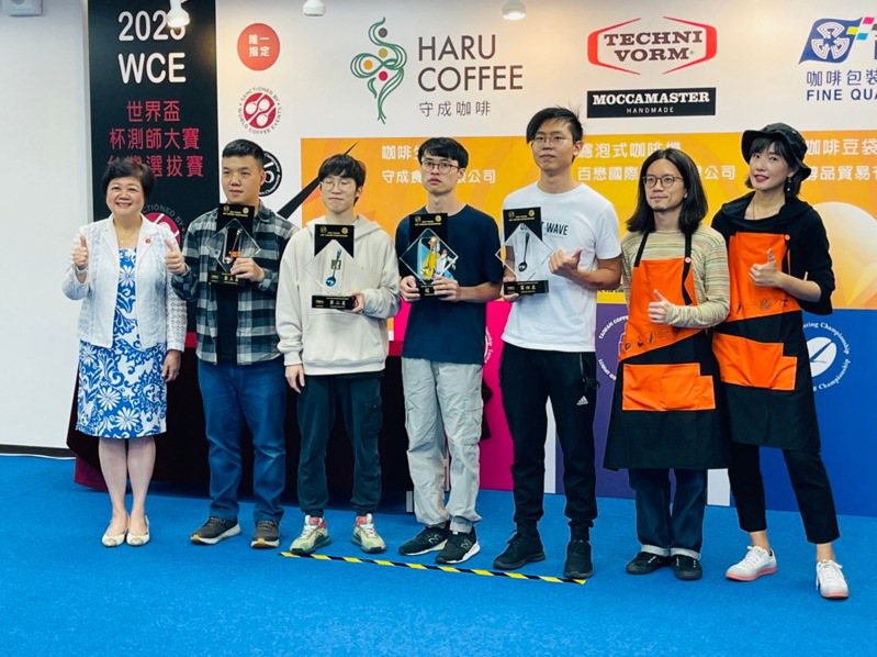 崑大餐飲系學生賴力弘（中）打敗職業好手，將代表台灣前進明年「WCE世界盃杯測師大賽」。圖／校方提供