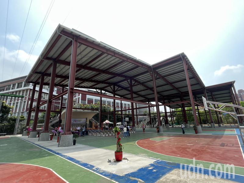 嘉義市私立興華中學校友捐助興建16公尺高光電風雨球場，今天啟用。記者李宗祐／攝影