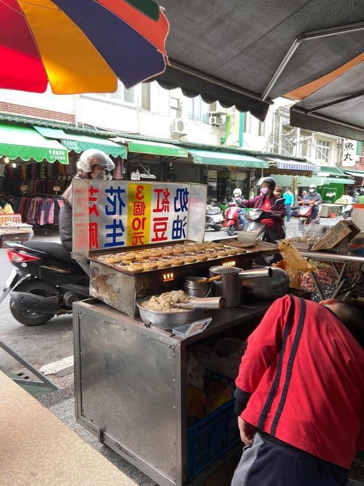 網友分享，在黃昏市場內有家賣紅豆餅的小攤，三個紅豆餅才賣十元！ 圖擷自臉書