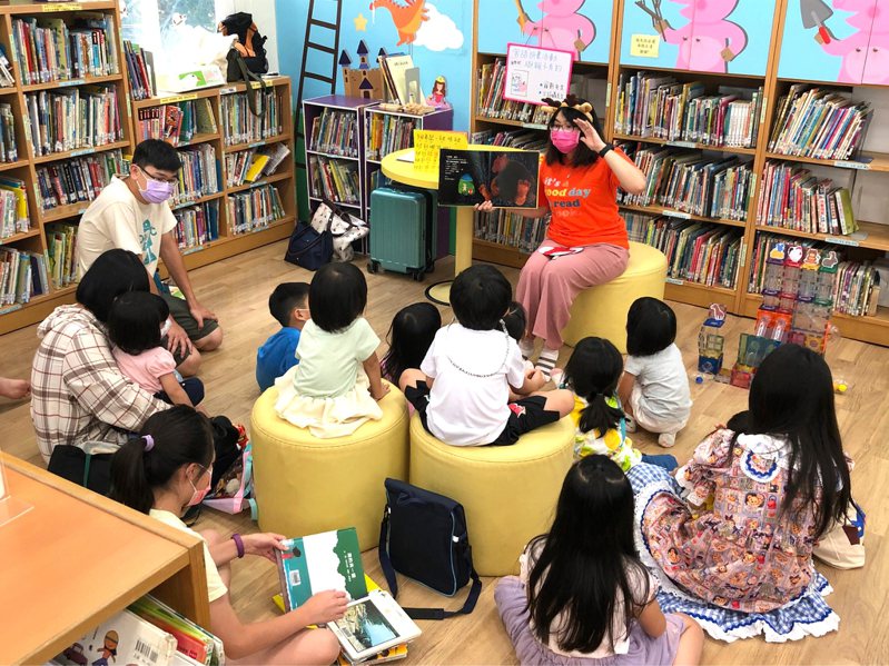 新竹市政府文化局今年將在新竹市文化局圖書館辦理16場次「客語說故事活動」。圖／竹市府提供