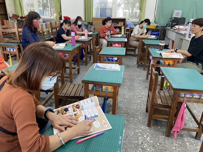 台南市教育局普推「課室英語三折頁」，從最簡單的招呼說起，協助非英語科老師與學生一起成長。記者鄭惠仁／攝影
