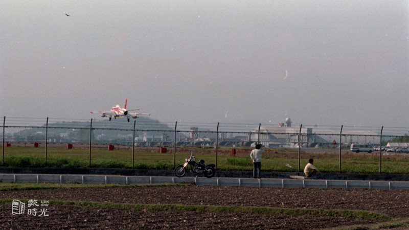 中華航空公司客機，降落日本名古屋機場時，墜落於跑道之前，飛機起火燃燒，圖為名古屋機場跑道一隅。 圖/聯合報系資料照（1994/04/26 鍾豐榮攝）