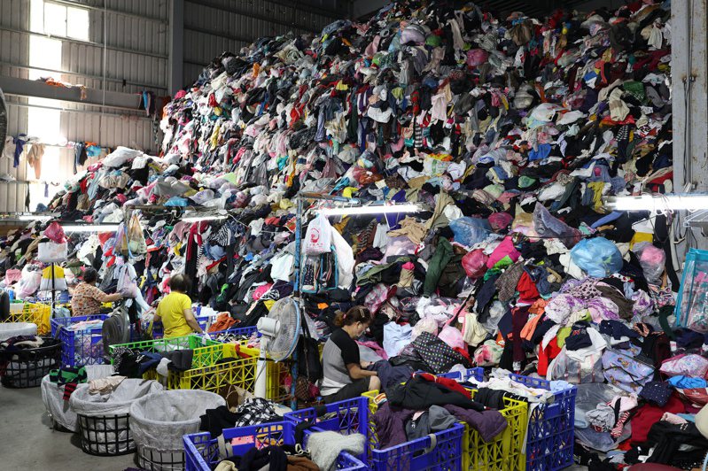 民眾把二手衣回收箱當家用垃圾桶，將不要的床墊、枕頭、廢棄物等棄置到二手衣回收箱，造成業者困擾。（圖／中央社）