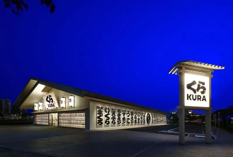 「藏壽司」台灣第51間分店「高雄時代大道店」，是海外第一間「藏壽司全球旗艦店」。圖／藏壽司提供。