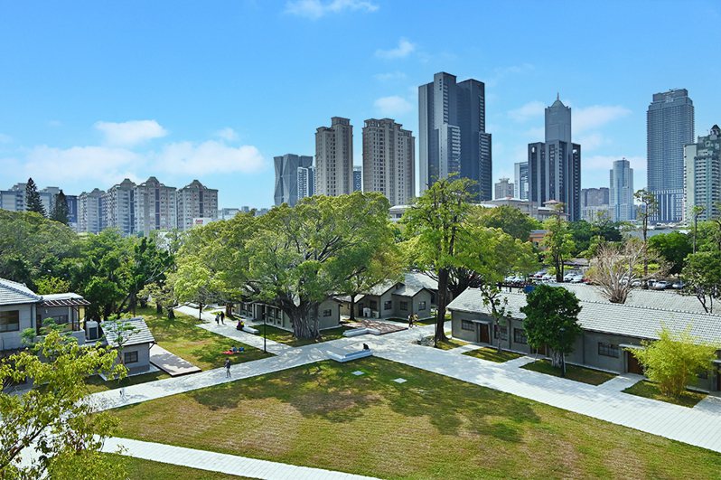 台塑王氏昆仲公園為周邊高樓大廈市景，增添綠意與文化氣息。(攝影/Carter)