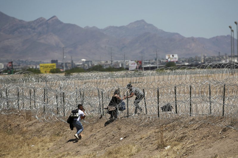 美国总统拜登政府今天开始在美墨边境实施全面改革的政策，新的庇护限制在混乱和不确定性中生效。（美联社）(photo:UDN)