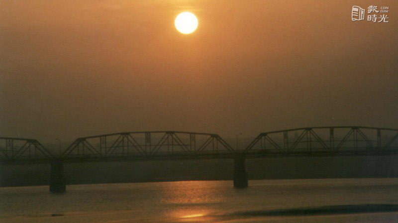 以西螺大橋作背景的螺陽夕照是雲林縣一大美景。圖/聯合報系資料照（1998/03/25 陳建任攝）