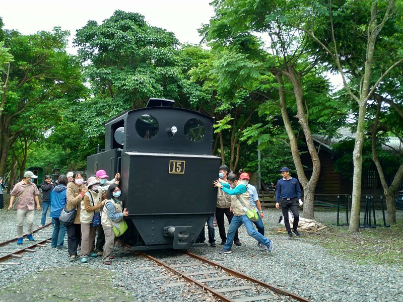 難得一見的15號蒸汽火車出動，民眾可以體驗保養火車的過程。圖／羅東林管處提供