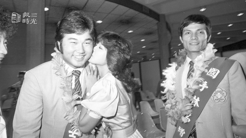 參加第十二屆亞洲盃棒球賽冠軍的中華成棒隊，十八日凱旋歸國造成機場大轟動，中視廿四位女歌星及演員獻上彩帶、花環，幾位影歌星還不自禁的在國手面頰上留下香吻，羞得國手紅了臉。圖／聯合報系資料照（1983/09/18 程川康攝影）