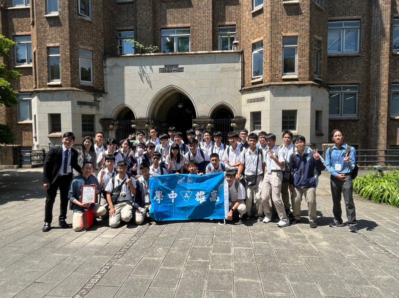 雄中科學班師生首度參訪日本東京大學。圖／雄中提供