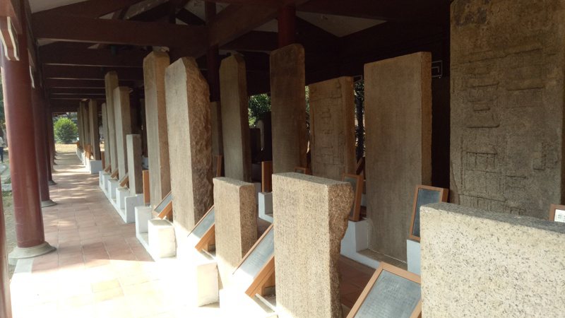 具有文獻研究價值的台南大南門碑林，共有62座古碑，是全台古碑最集中、最多的地方。圖／文化局提供