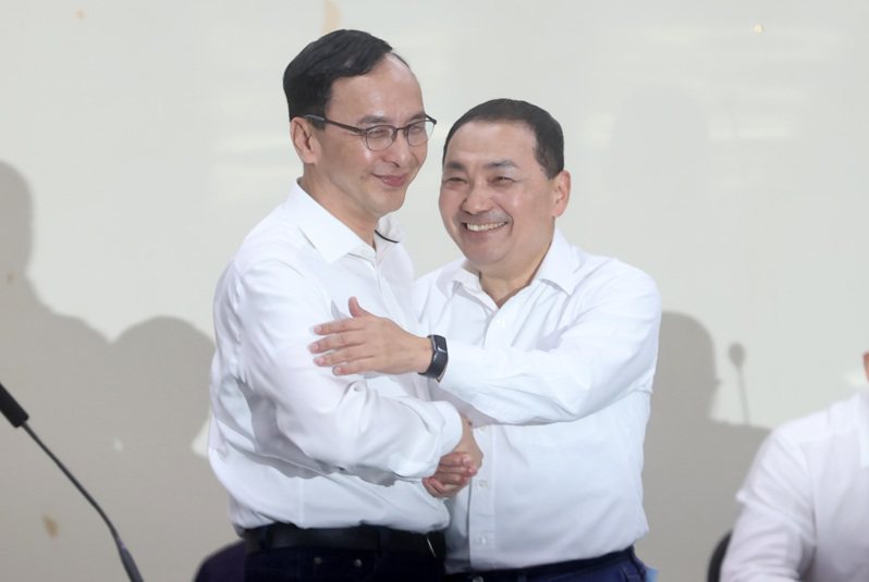 國民黨主席朱立倫(左)今天在中常會徵召新北市長侯友宜參選2024總統。本報資料照片