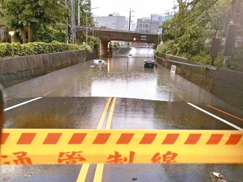 新竹三車受困淹水地下道，駕駛一度爬上車頂。圖／翻攝竹北泰和里長廖鴻燕臉書