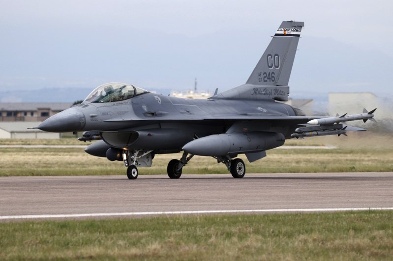 拜登政府突然轉換態度，同意盟國提供美製F-16戰機給烏克蘭。美聯社