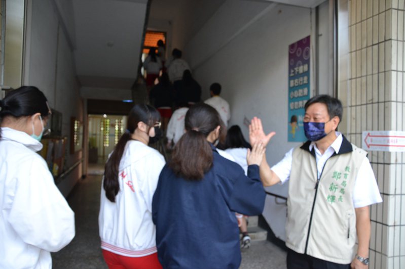國中會考今天登場，台南市教育局長鄭新輝到考場為考生加油。記者鄭惠仁／攝影