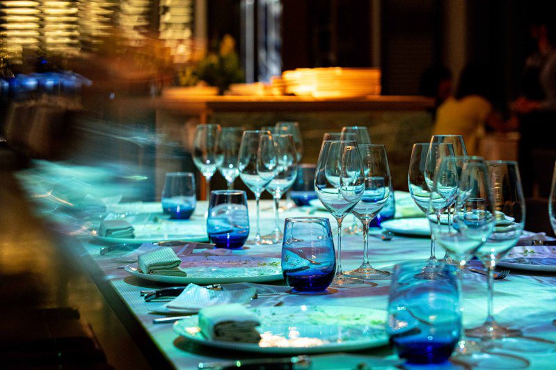台北最高SEA TO SKY主廚餐桌，以「漫步海洋星空」為題，首度推出預約制私人套餐，每個餐期僅8個座位。圖／SEA TO SKY提供。