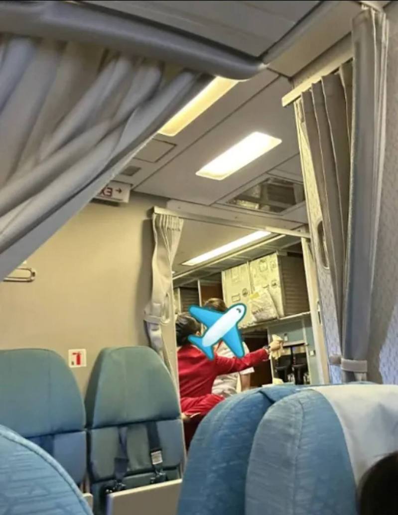 香港國泰航空被陸客投訴空中服務員歧視非英語乘客，嘲諷乘客「如果不能以英文說出毛毯就不會獲得」。（白金大叔@知乎）
