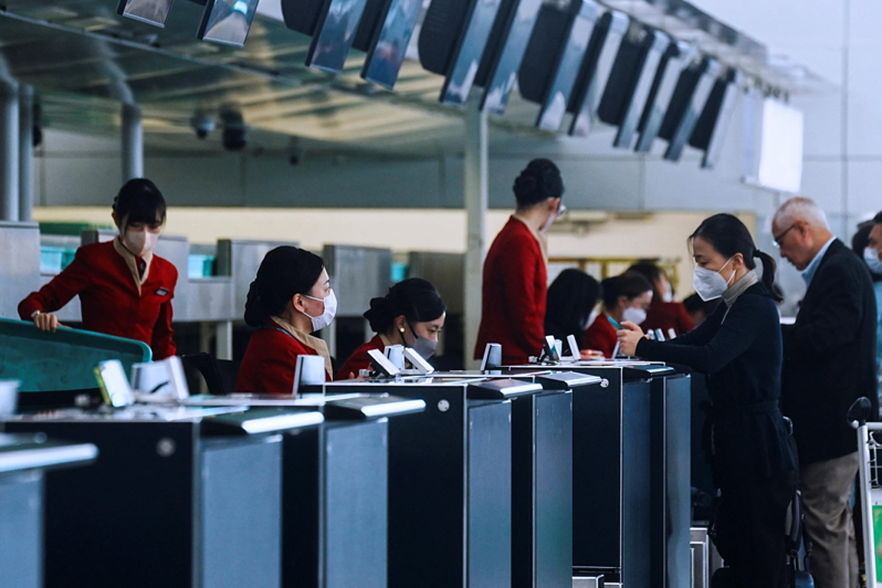 國泰航空傳出歧視不會說英語乘客的爭議事件。圖為國泰航空香港機場櫃檯資料照，與這起事件無關。（路透）