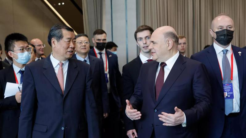 大陸國務院副總理何立峰（左2）23日表示，大陸願與俄方推動雙邊貿易「擴量提質」。圖／取自俄羅斯衛星通訊社