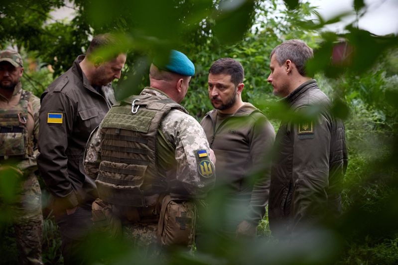 烏克蘭總統府廿三日發布總統澤倫斯基（右二）視察頓內次克前線的照片。（法新社）