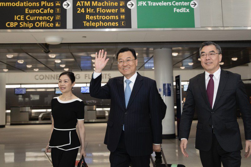 中國大陸駐美候任大使謝鋒（中）偕妻子（左）23日抵達美國。圖／取自謝鋒推特