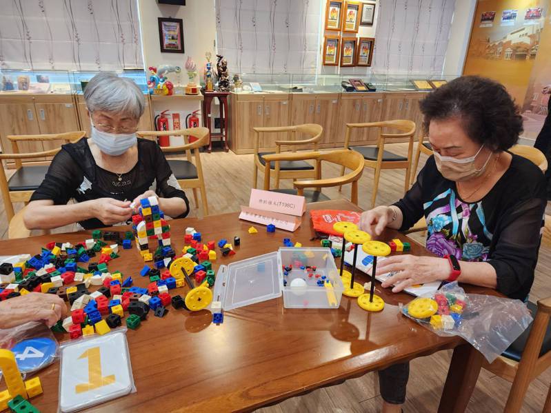 財團法人台灣玩具暨生活用品研發檢測中心（TCC）近日捐贈大同之家一批樂齡玩具，盼讓長者透過「樂齡玩具」找回童心，老人家開心玩玩具。記者蔡家蓁／攝影