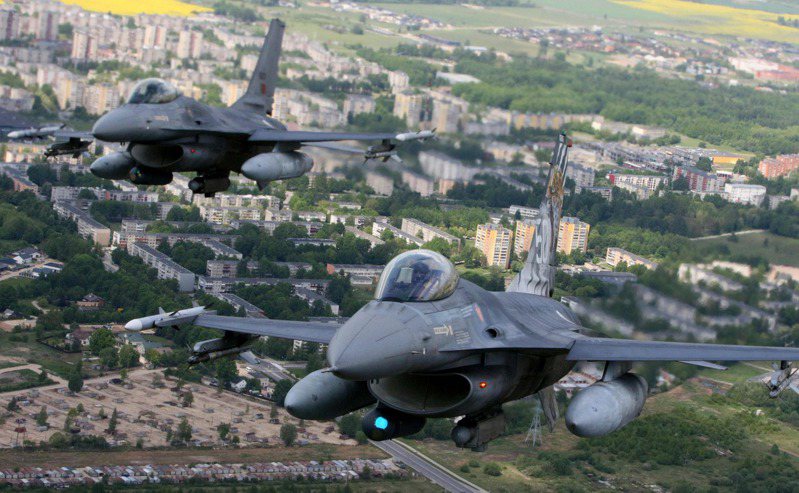 跨國「戰機聯盟」的構想上週因美國總統拜登一席話而注入強心針，美官員表示，拜登告訴G7領袖，華府支持培訓烏克蘭飛官駕駛F-16戰機的聯合訓練計畫。法新社
