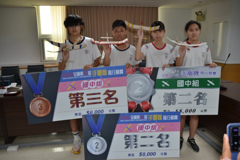 台南市學校參加全國手擲機飛行競賽成績亮眼，今天在教育局展現成果。記者鄭惠仁／攝影