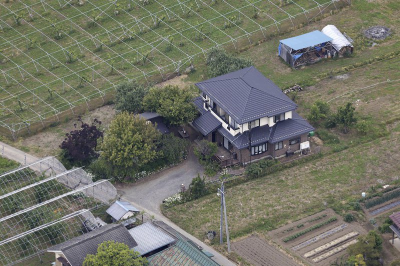 日本長野發生駭人的殺人案，31歲的議長長子青木正憲持刀與獵槍殺害4人，一度挾持人質在自宅。美聯社
