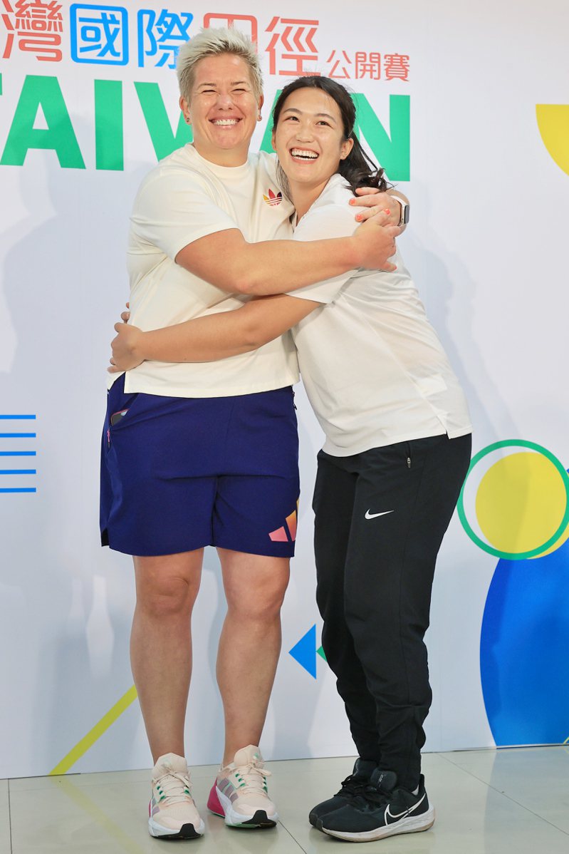 余雅倩（右）與偶像沃達奇克（左）互相擁抱。記者林伯東／攝影