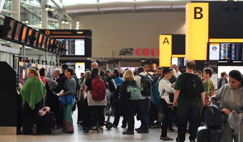 英國倫敦希斯洛機場旅客3月31日正排隊準備報到。歐新社