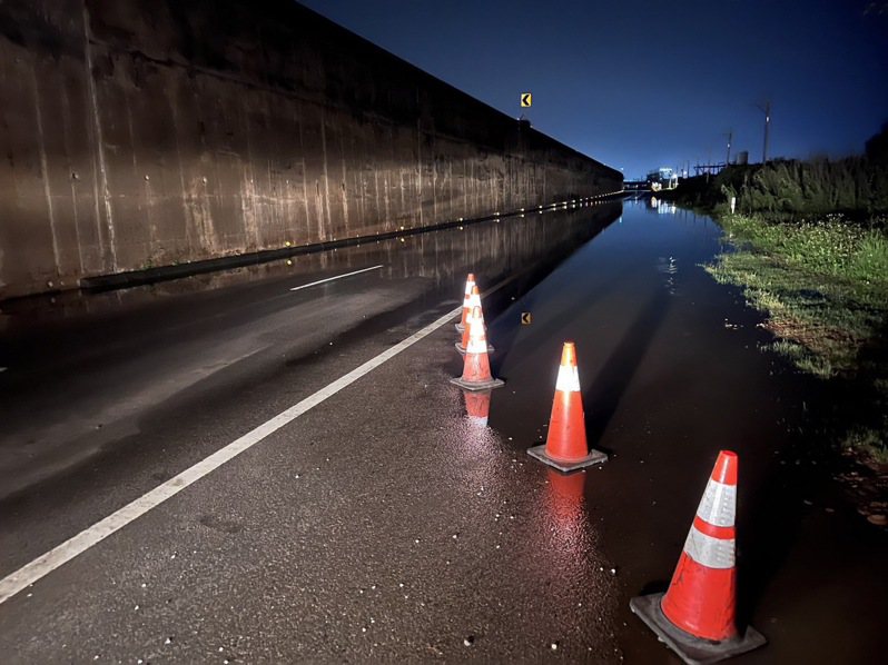 台61線桃園觀音段平面道路5月19日大雨淹水嚴重，隔天晚上還有一半的路面泡在水中。圖／公路總局提供
