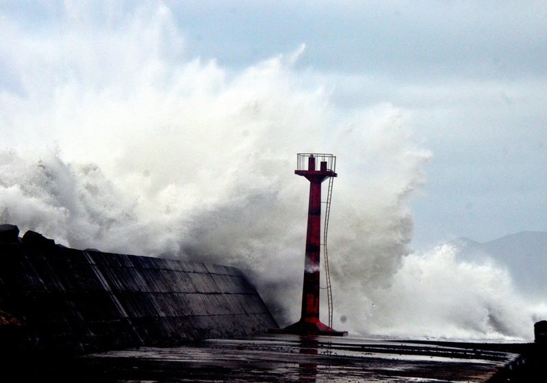受颱風瑪娃外圍環流影響，台東大武漁港內29日可見海浪打上堤防，雖然尚未發布海上颱風警報，警消還是提醒民眾，為了安全起見，切勿到海邊戲水及觀浪。 中央社