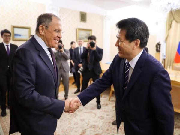 中國大陸特使歐亞事務特別代表李輝日前與俄羅斯外長拉夫羅夫，在莫斯科會見會談。（取自大陸外交部官網）