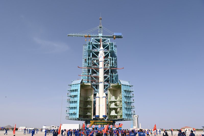 中國大陸推進太空領域發展，載人太空船「神舟十六號」預計今上午九時卅一分發射升空。圖為神舟十六號與長征二號F遙十六運載火箭組合體已轉運至發射區。 （中新社）