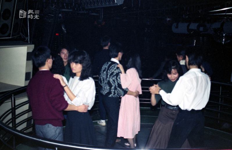 台北市中泰賓館的KISS迪斯可舞廳吸引年輕人聚集跳舞狂歡。圖＼聯合報系資料照（1988/2/8　紀國章攝影） 