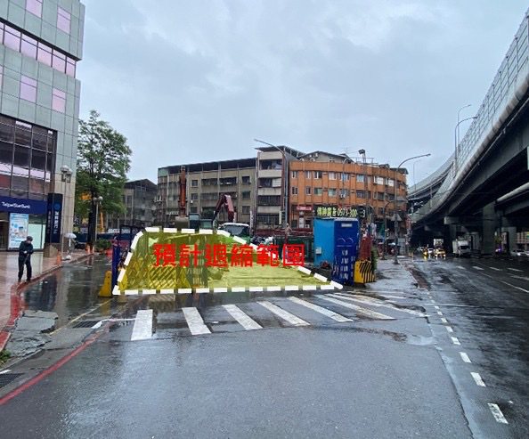 台北市捷運局表示，第二階段將把路口槽化島撤離，及恢復右轉中正路專用道，最快8月底完工。圖／北市捷運局提供