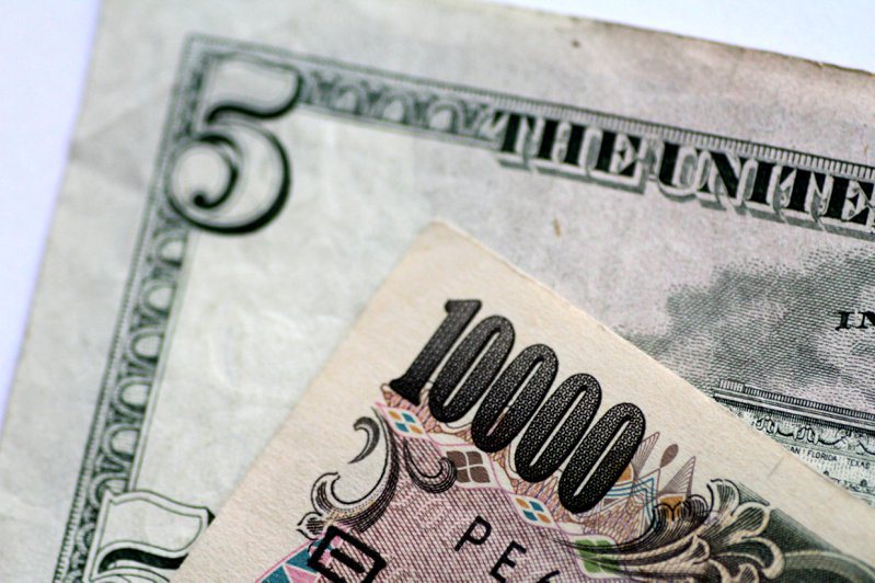 隨著最近幾天日圓兌美元盤旋於140日圓低卻，日本財務省、央行和金融廳的官員30日傍晚將舉行3月以來的首次三方會議，討論金融市場情勢。路透